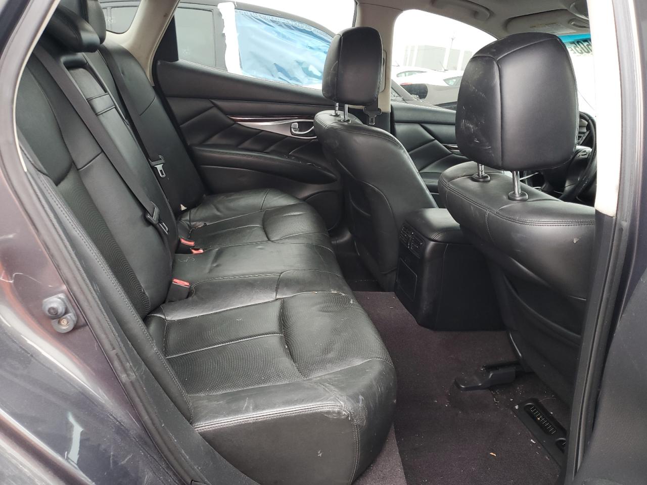 2012 Infiniti M - Image 10