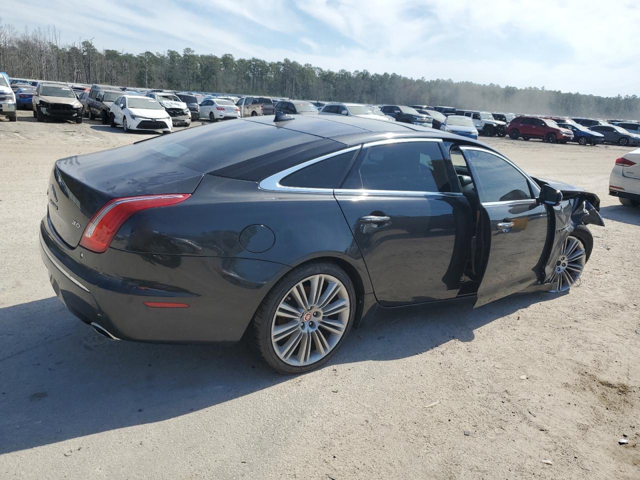 2015 Jaguar XJ - Image 3