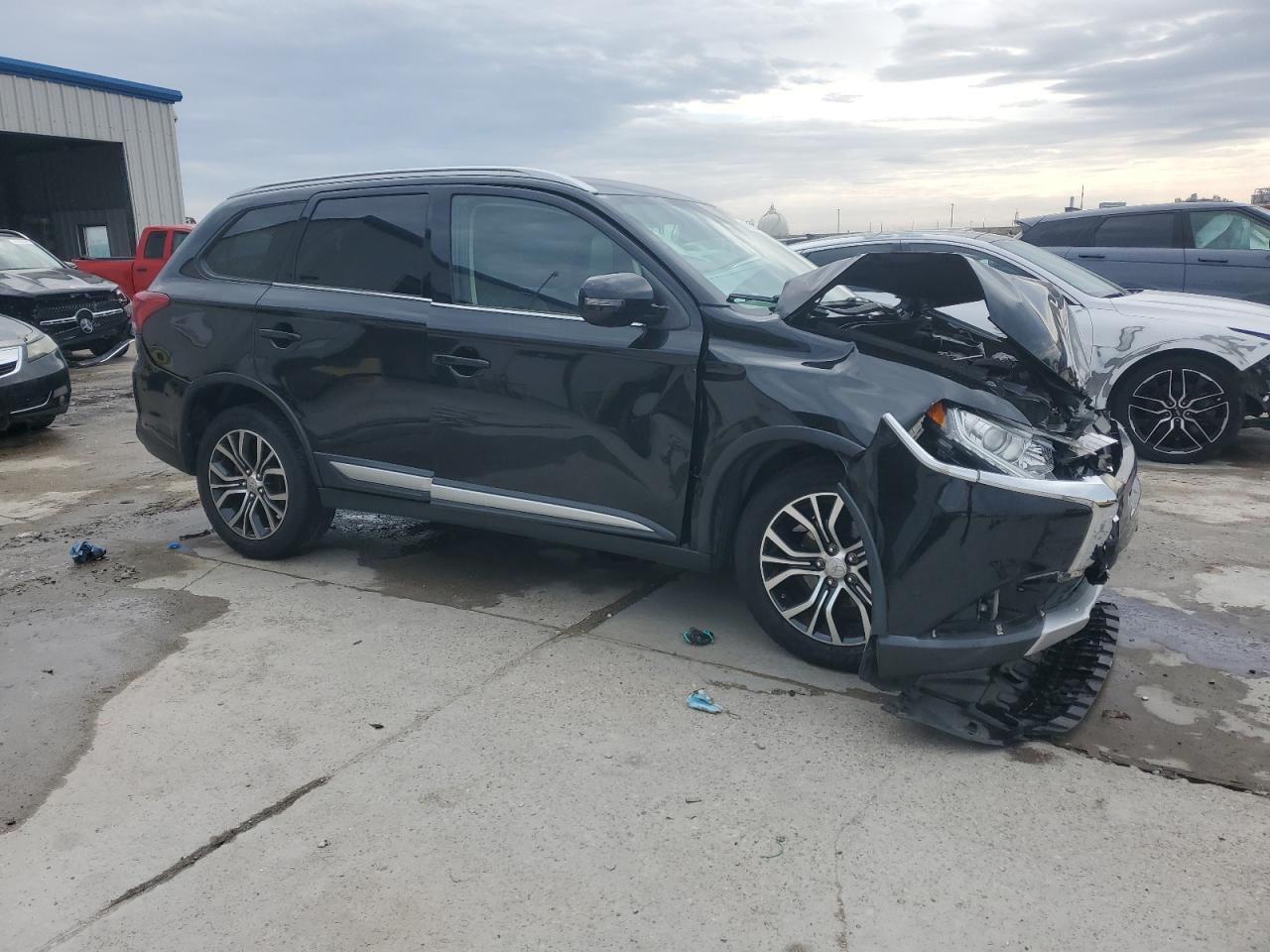 2017 Mitsubishi Outlander - Image 4