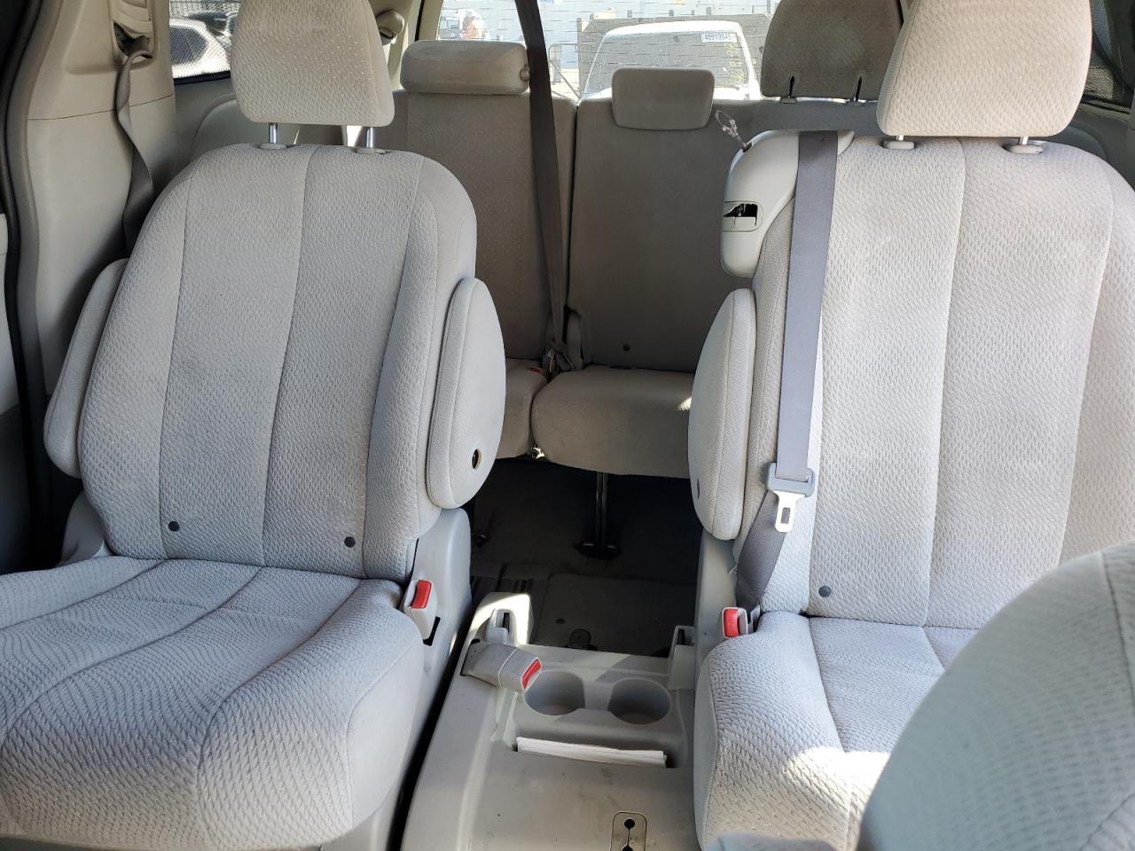 2011 Toyota Sienna - Image 10