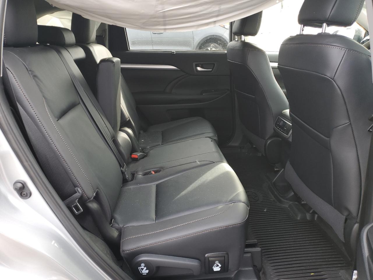2019 Toyota Highlander - Image 11