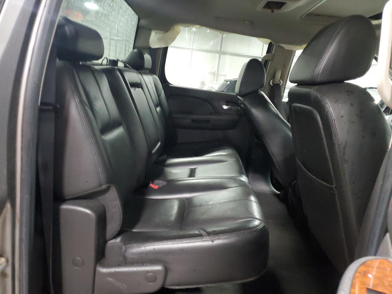 2007 Chevrolet Silverado - Image 10