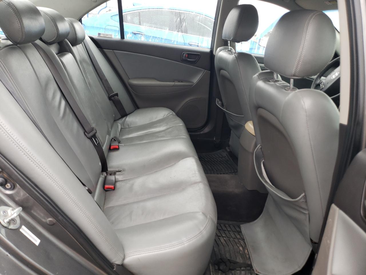 2010 Hyundai Sonata - Image 10