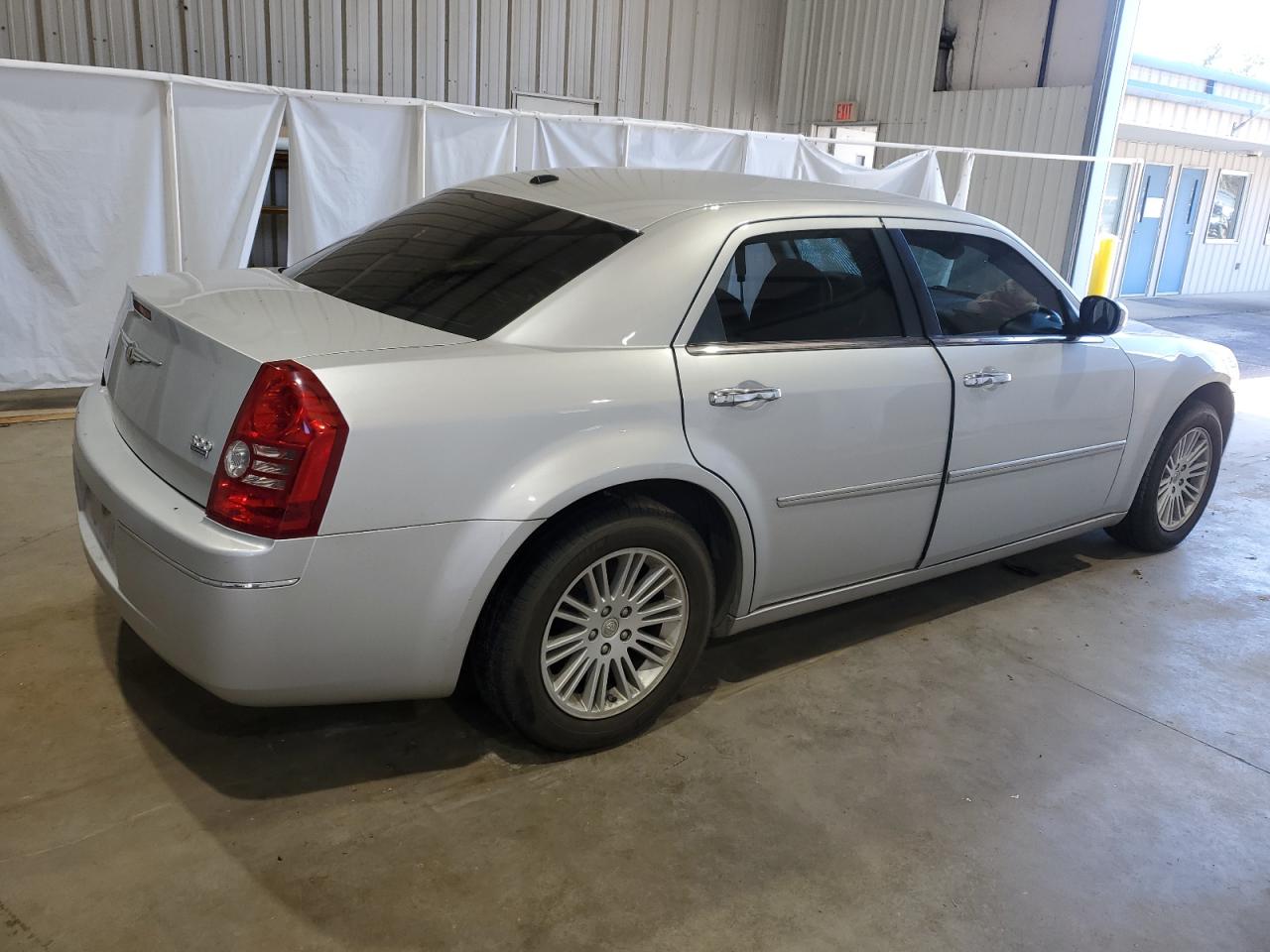 2010 Chrysler 300 - Image 3