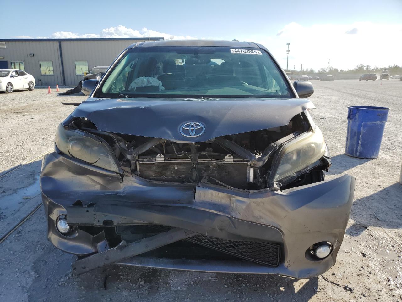 2017 Toyota Sienna - Image 5