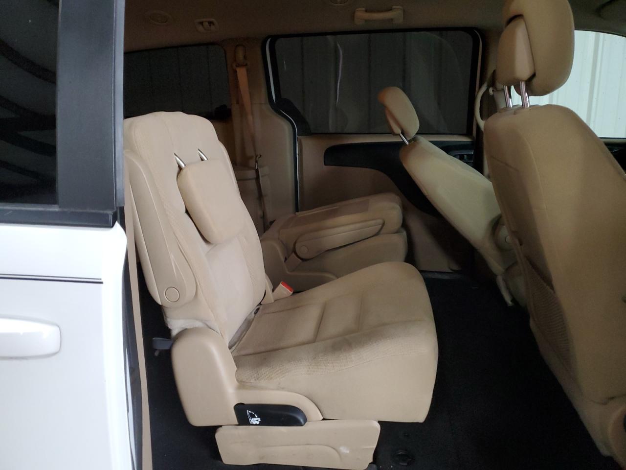 2016 Dodge Caravan - Image 11