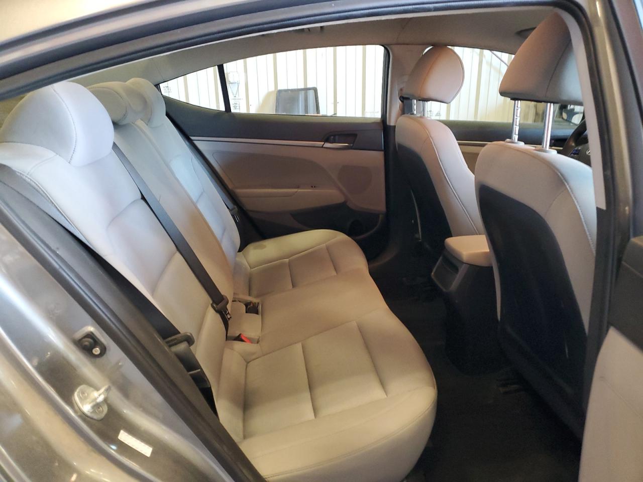 2017 Hyundai Elantra - Image 10