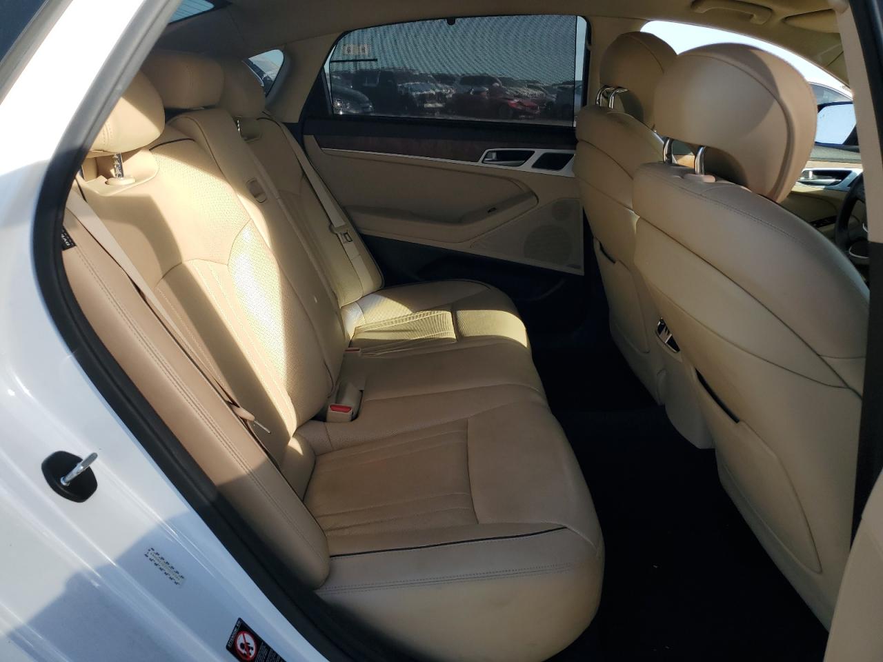 2015 Hyundai Genesis - Image 10