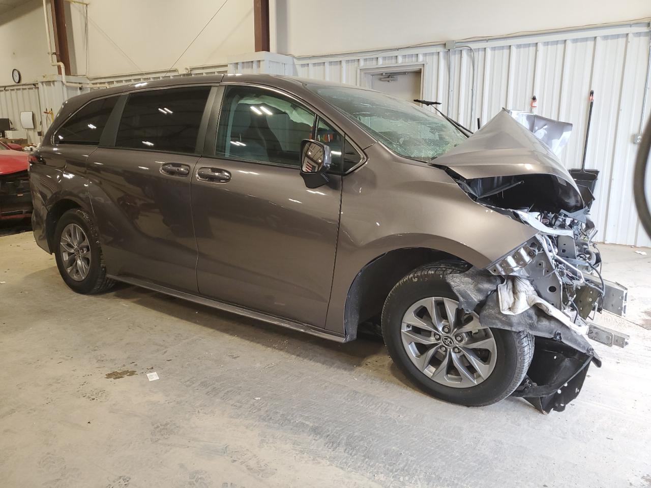 2022 Toyota Sienna - Image 4