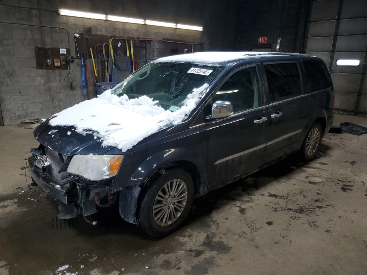 2014 Chrysler Town & Country - Image 1