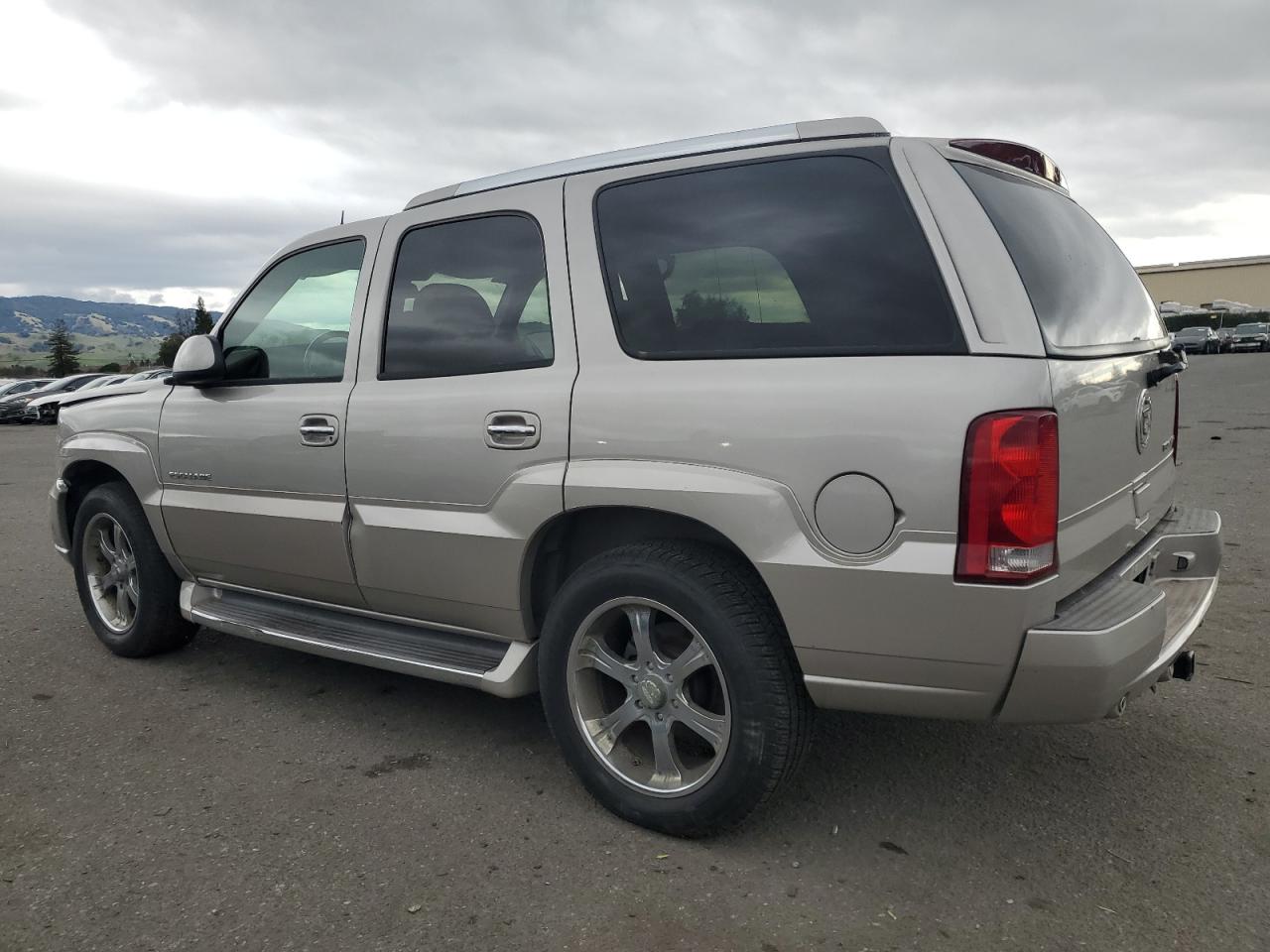 2004 Cadillac Escalade - Image 2