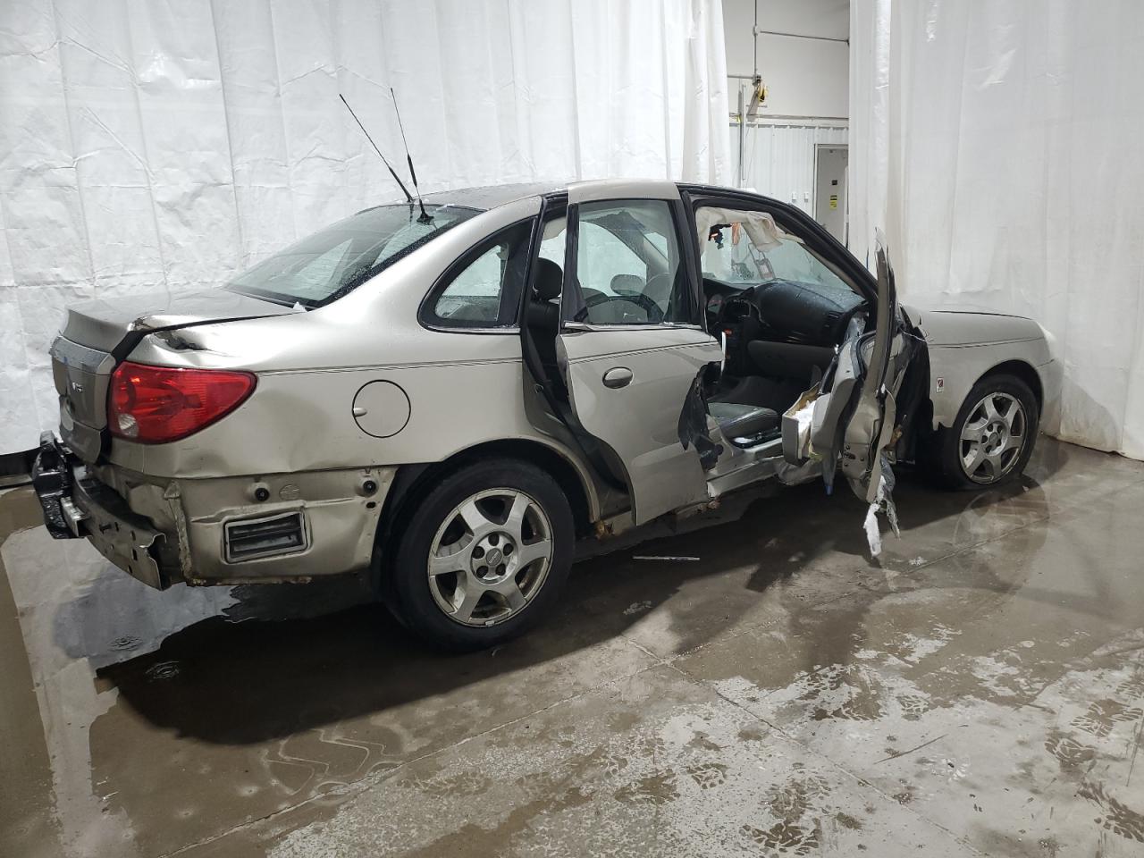 2003 Saturn LW - Image 3