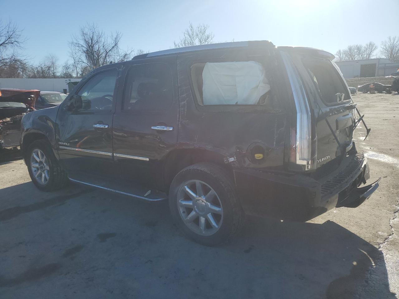 2014 GMC Yukon - Image 2