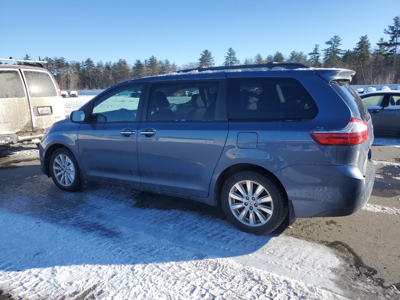 2017 Toyota Sienna - Image 2