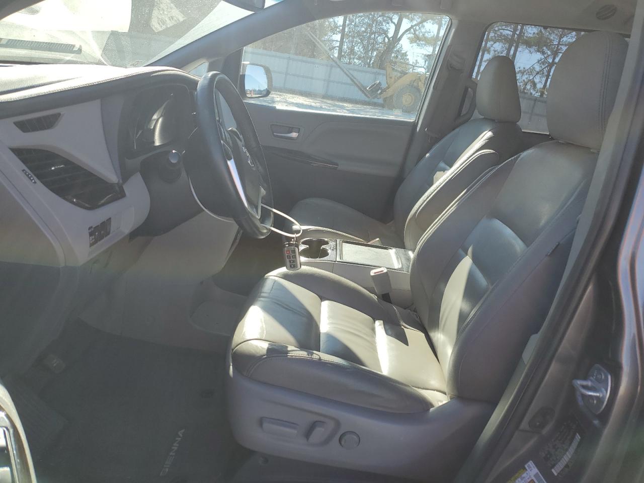 2015 Toyota Sienna - Image 7