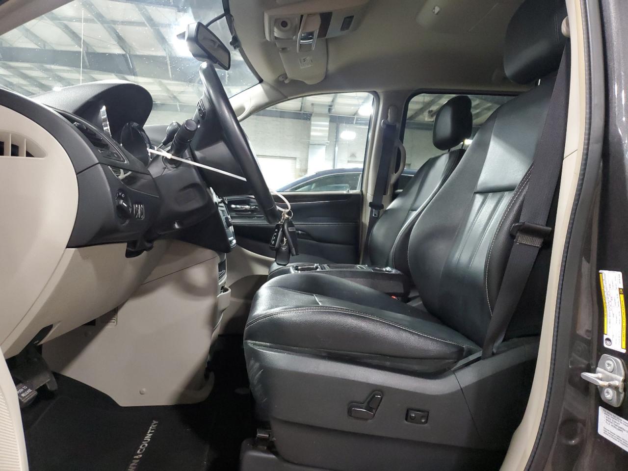 2016 Chrysler Town & Country - Image 7