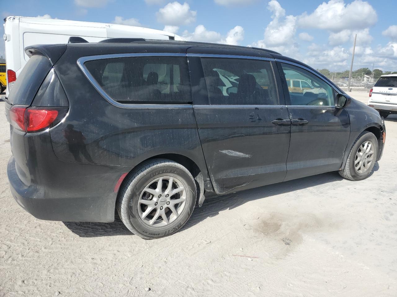 2021 Chrysler Voyager - Image 3