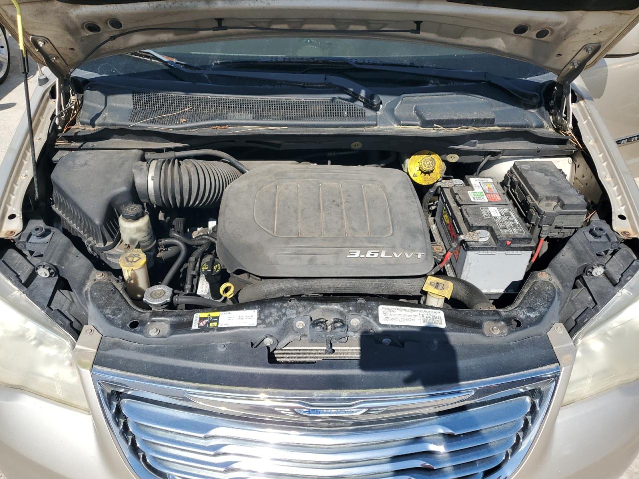 2014 Chrysler Town & Country - Image 12