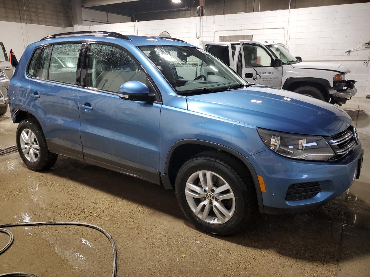 2017 Volkswagen Tiguan - Image 4