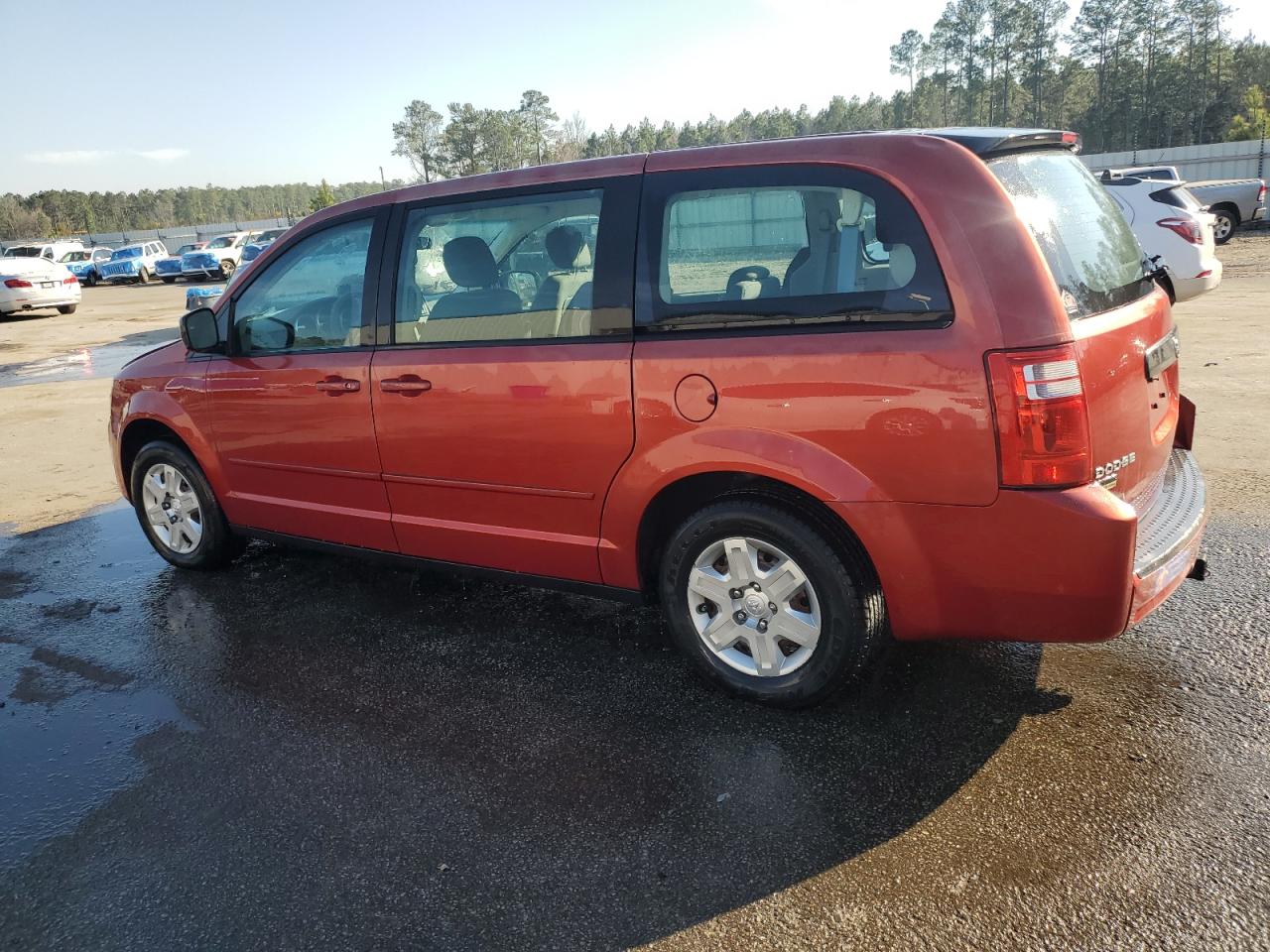 2010 Dodge Caravan - Image 2