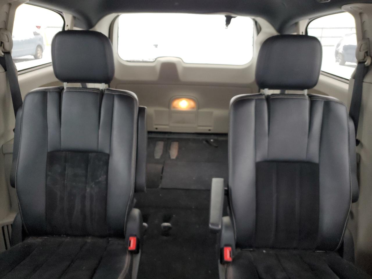 2017 Dodge Caravan - Image 10
