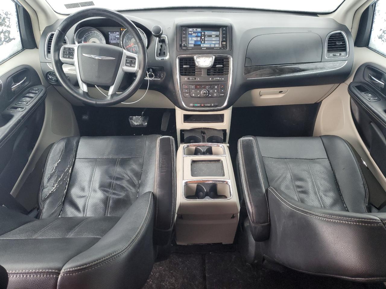 2013 Chrysler Town & Country - Image 8