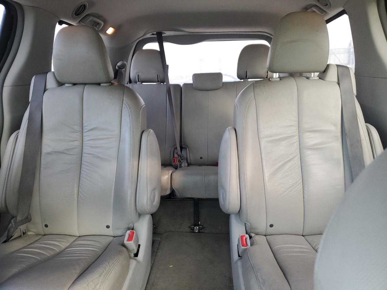 2012 Toyota Sienna - Image 10