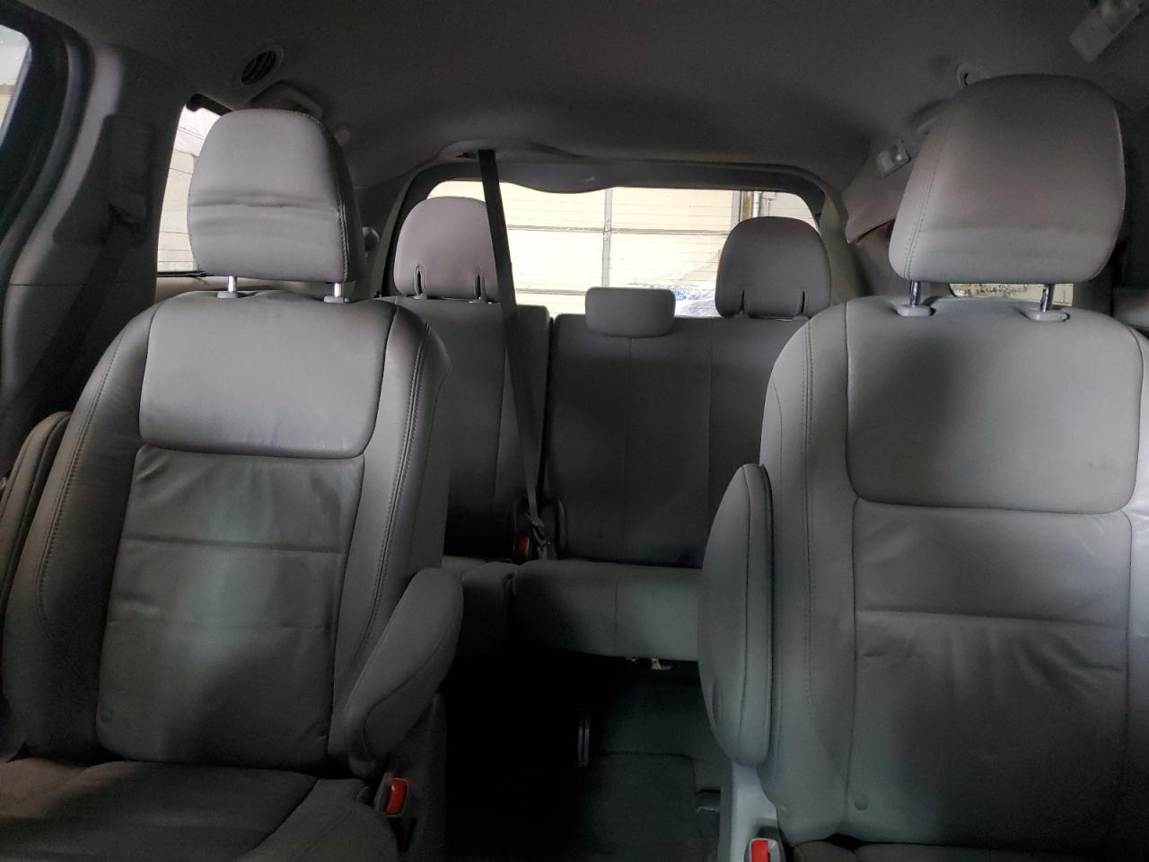2017 Toyota Sienna - Image 10