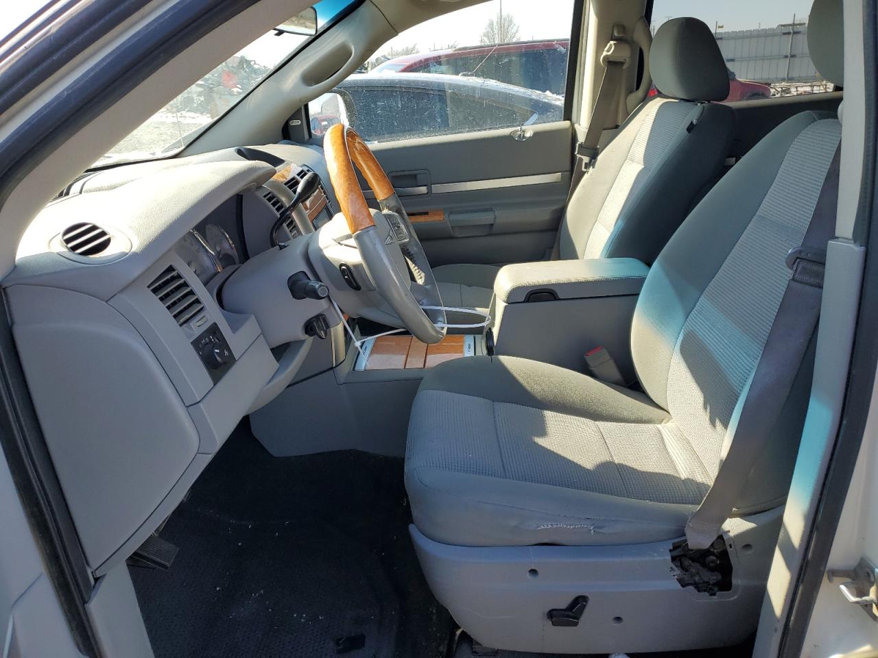 2009 Chrysler Aspen - Image 7