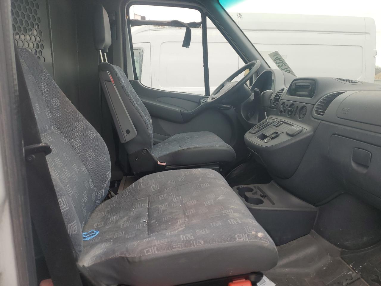 2005 Dodge Sprinter - Image 10