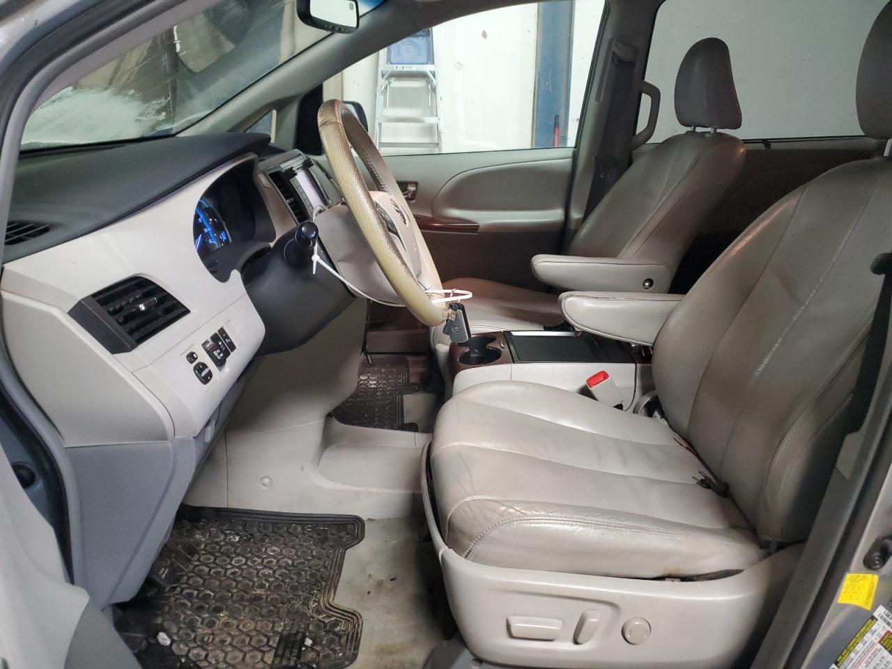 2011 Toyota Sienna - Image 7