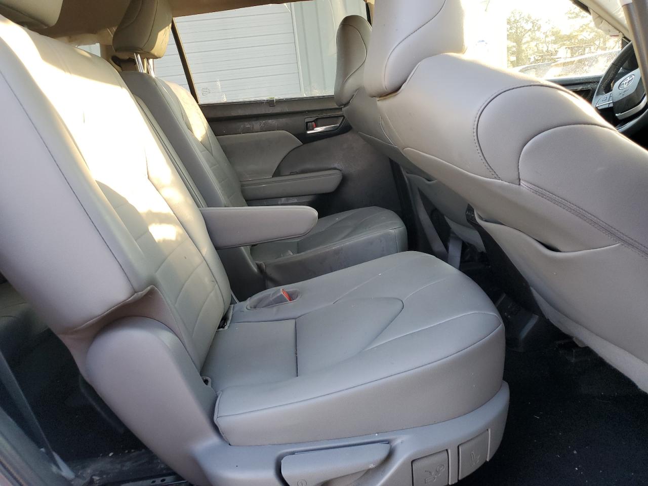 2022 Toyota Highlander - Image 11