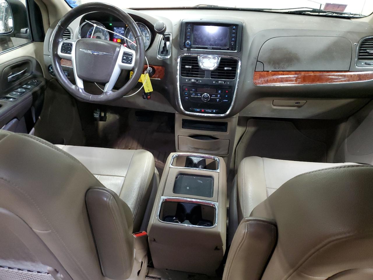 2015 Chrysler Town & Country - Image 8