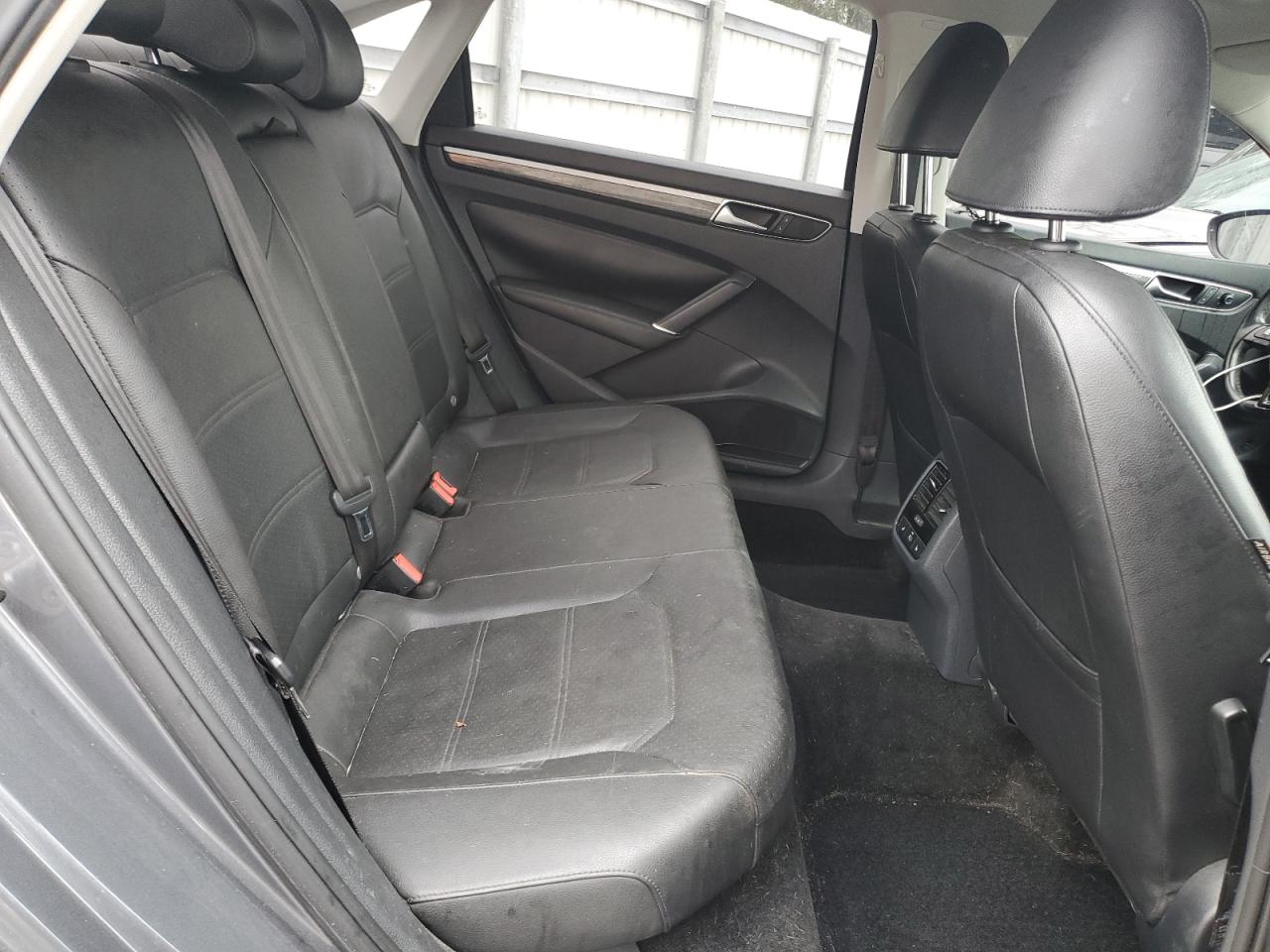 2017 Volkswagen Passat - Image 10