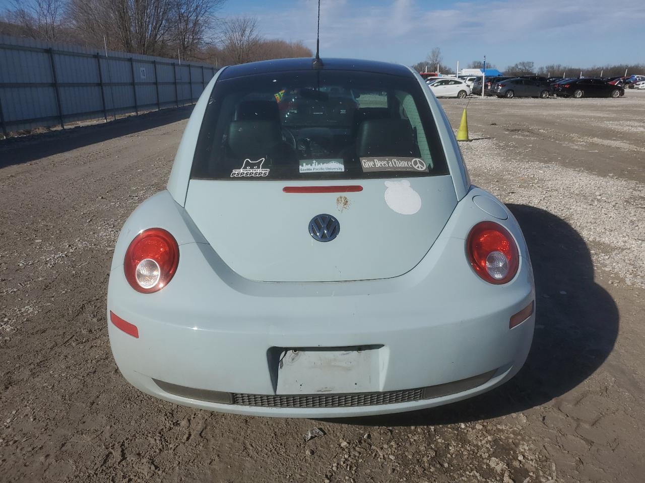2010 Volkswagen Beetle - Image 6