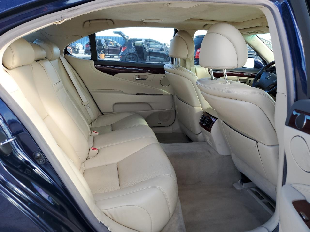 2011 Lexus LS - Image 11