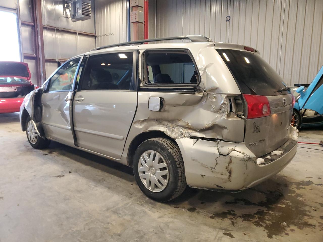 2007 Toyota Sienna - Image 2