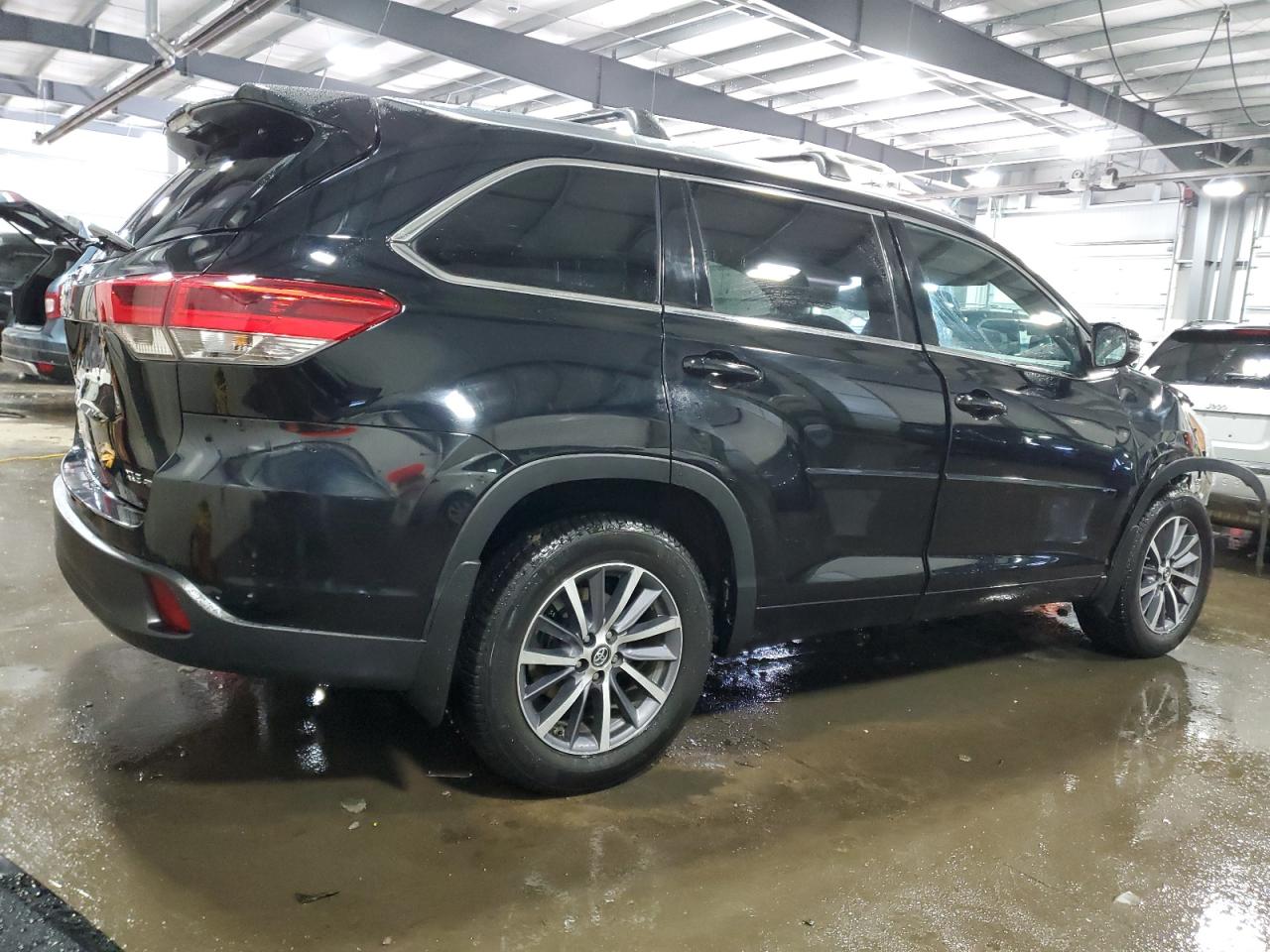 2017 Toyota Highlander - Image 3