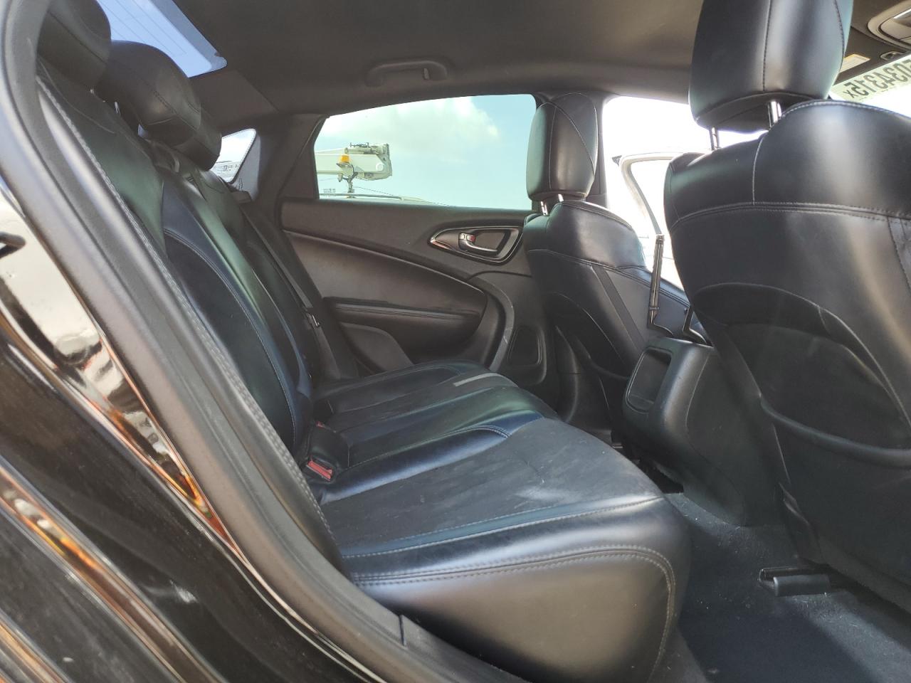 2015 Chrysler 200 - Image 10