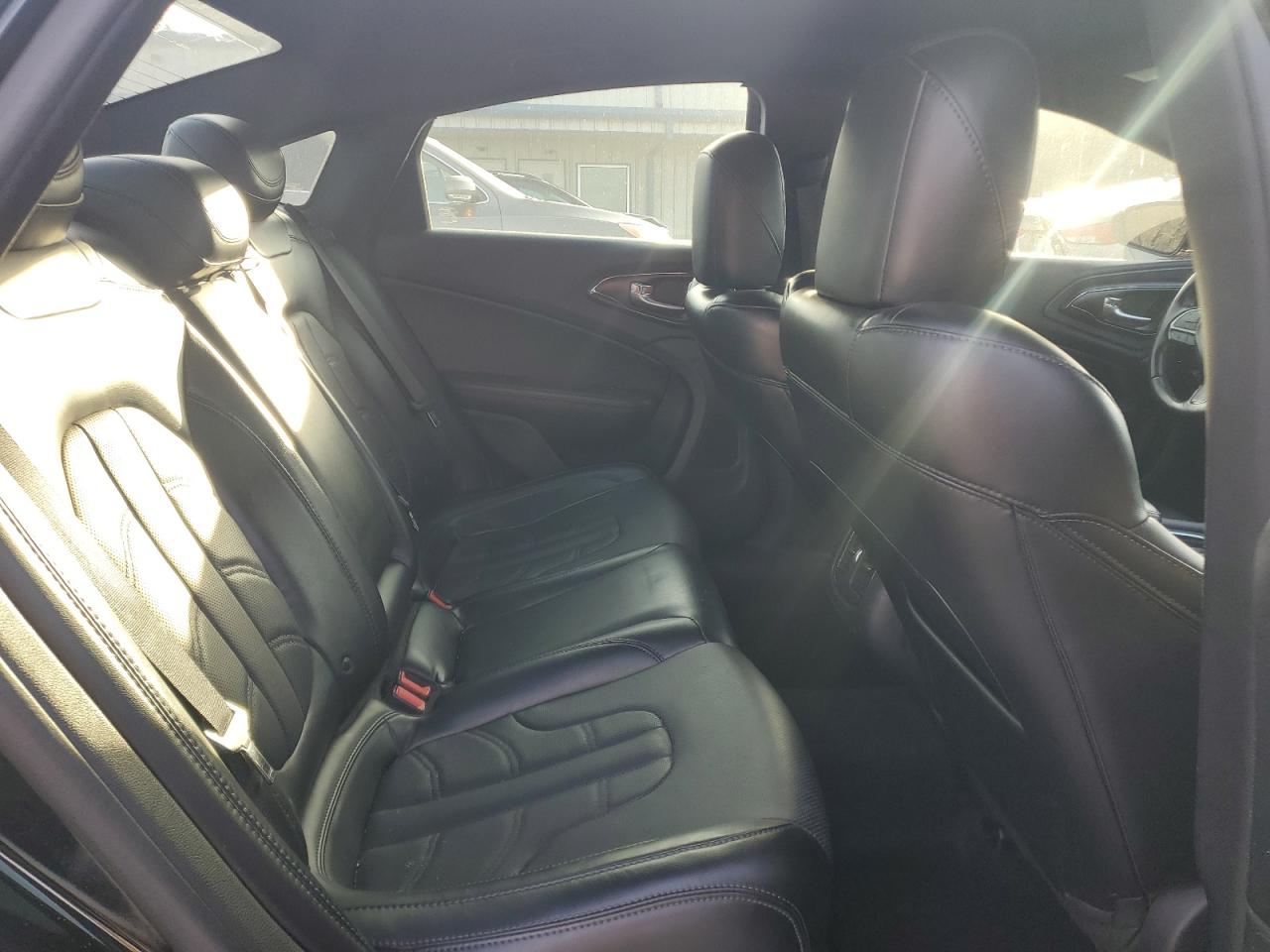 2016 Chrysler 200 - Image 10