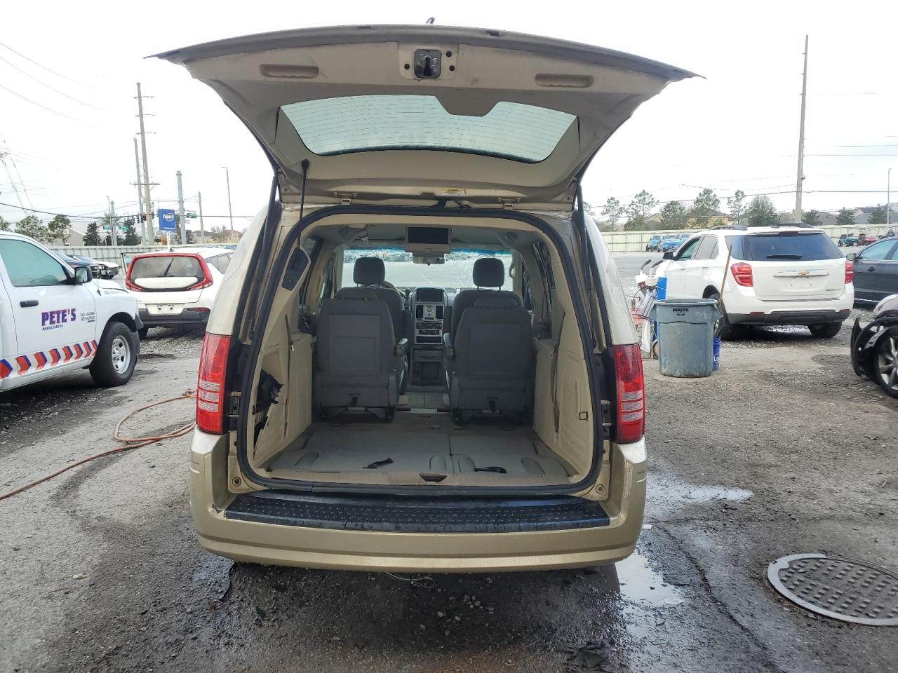 2010 Chrysler Town & Country - Image 6