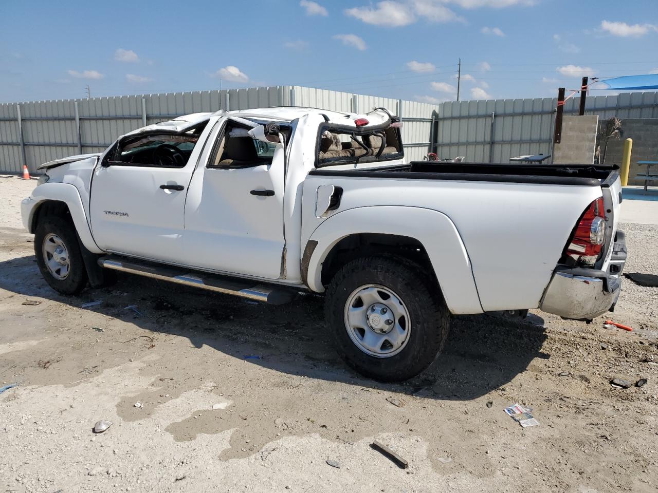 2015 Toyota Tacoma - Image 2