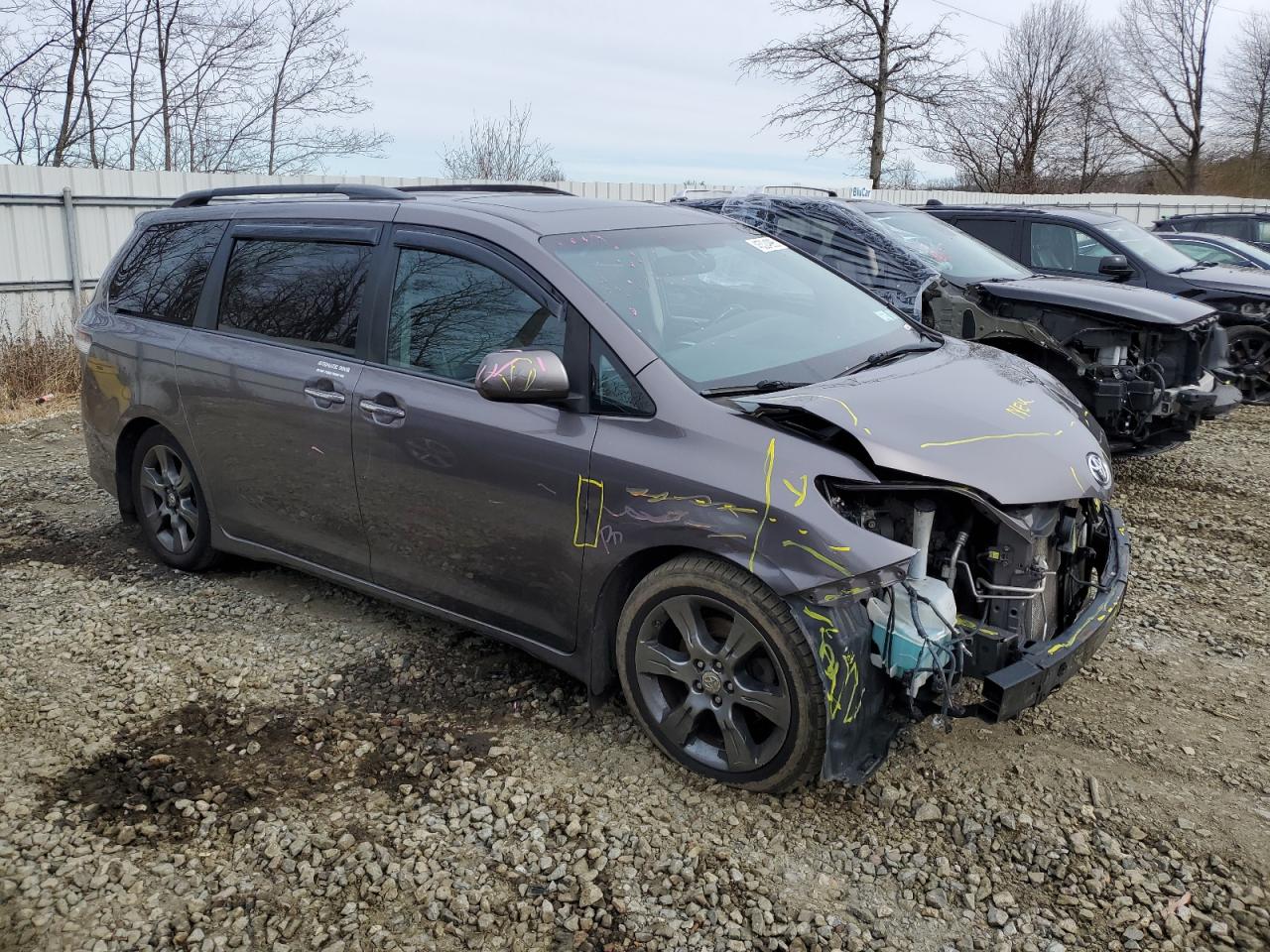 2015 Toyota Sienna - Image 4