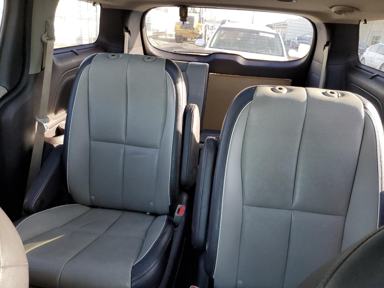 2015 Kia Sedona - Image 10