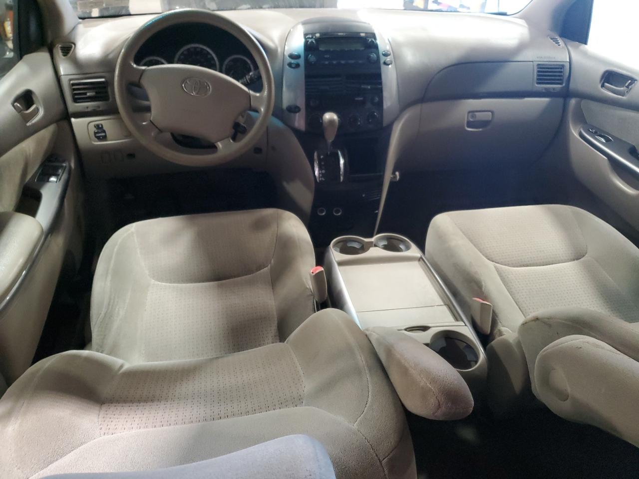 2010 Toyota Sienna - Image 8