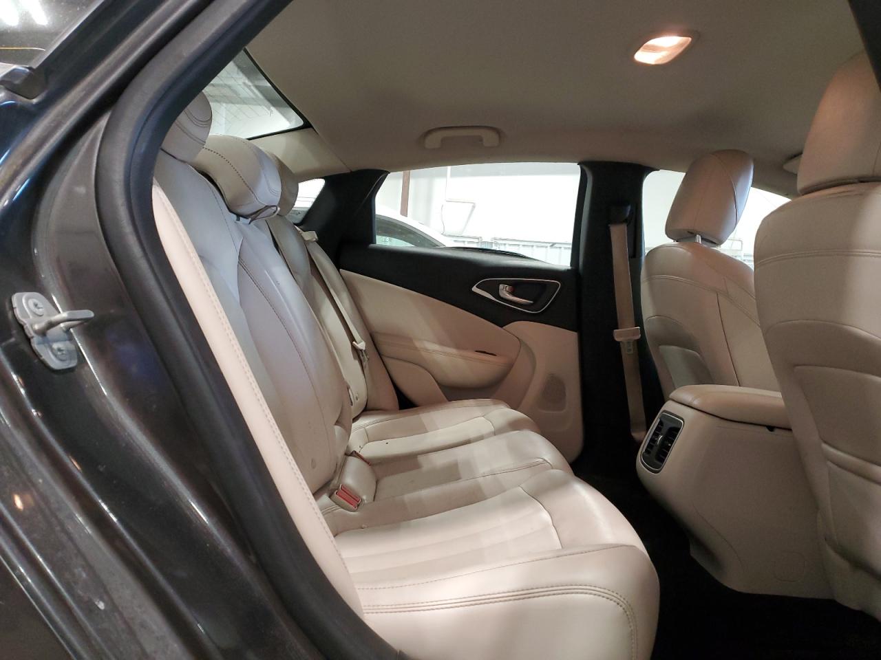 2015 Chrysler 200 - Image 10