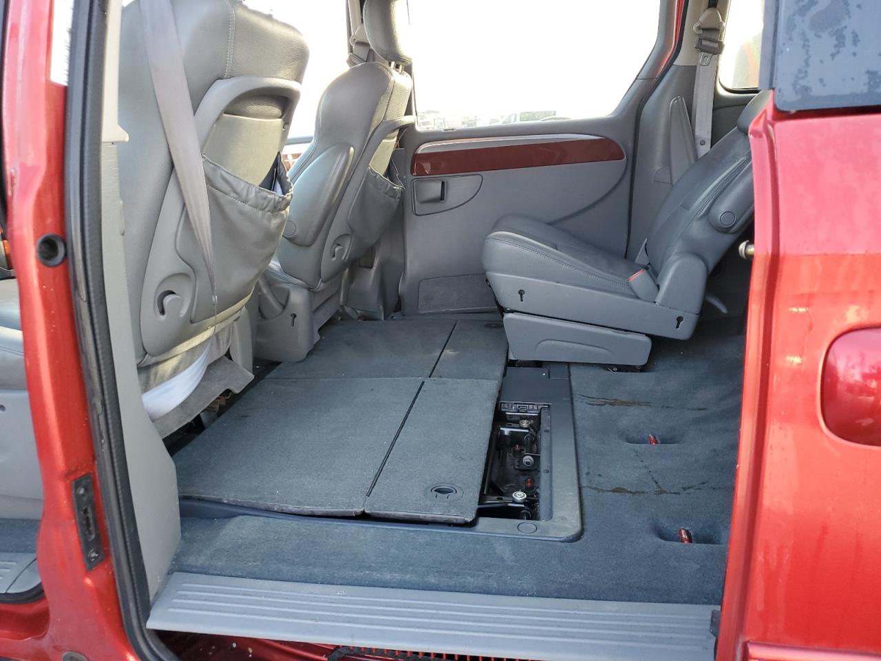 2005 Chrysler Town & Country - Image 12