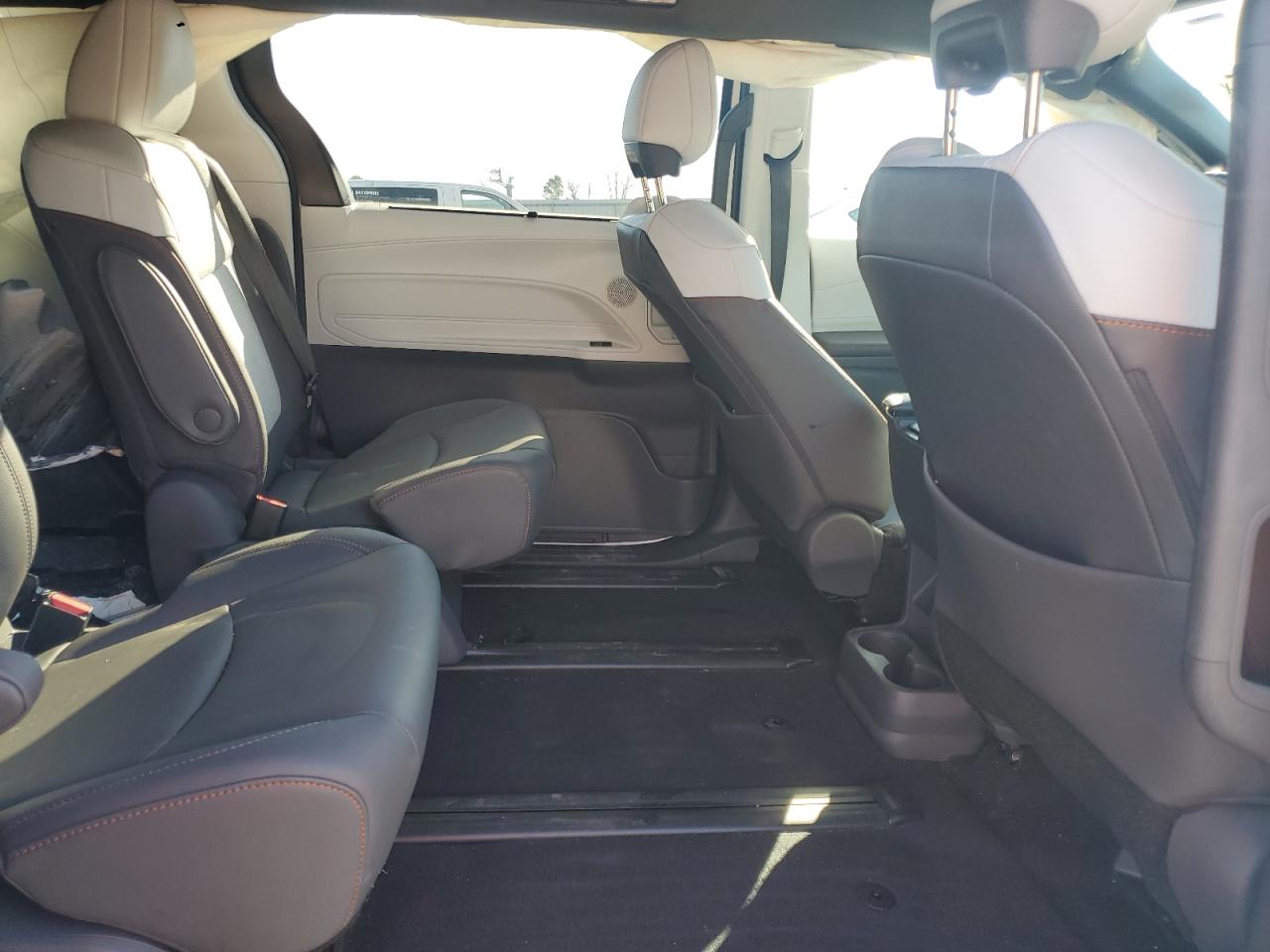 2021 Toyota Sienna - Image 11