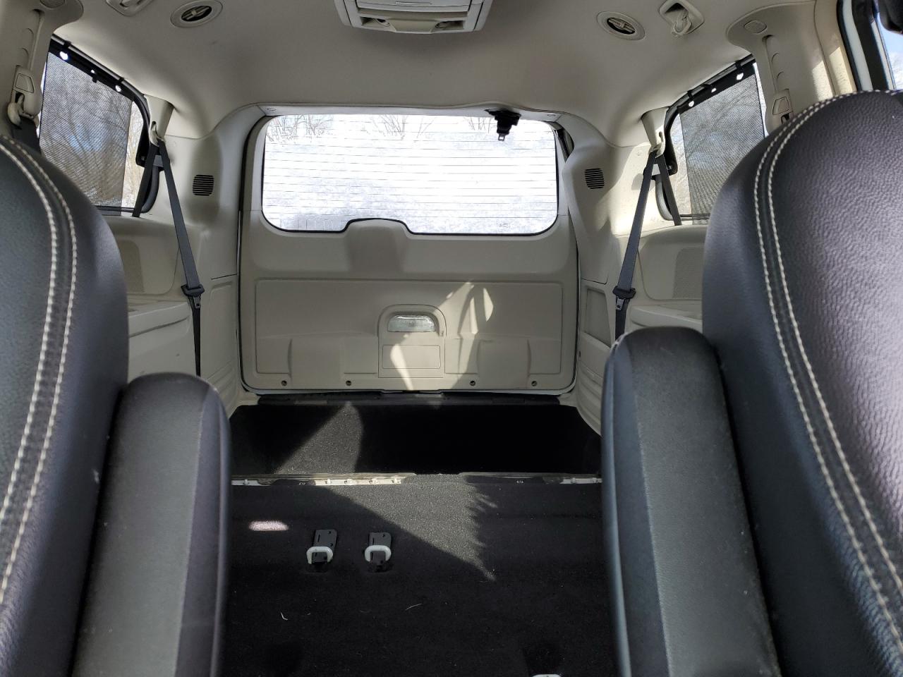 2015 Chrysler Town & Country - Image 10