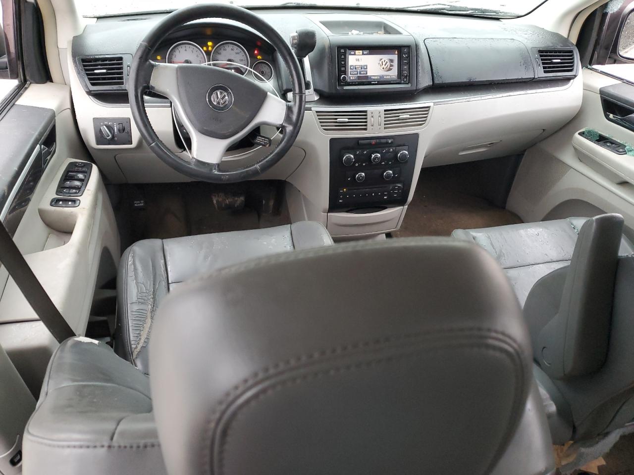 2010 Volkswagen Routan - Image 8